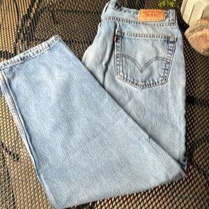 Levis 550 relaxed fit w distressed knee